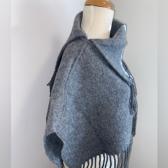 HOUSE OF HARLOW 1960 Gray Fringed Poncho/Shawl - One Size - NEW - Picture 3 of 5